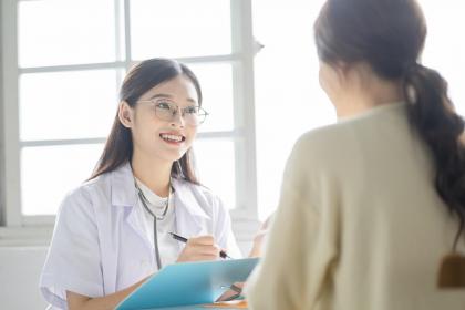 女人肩膀上有痣代表什么的